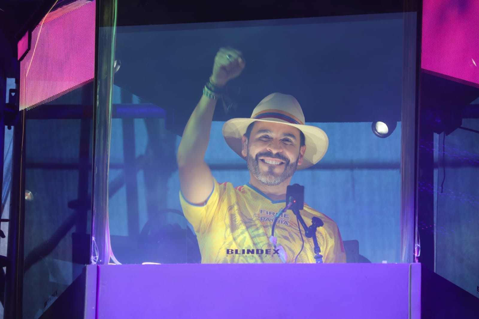 El líder derechista Abelardo de la Espriella denunció amenazas de grupos armados contra sus votantes en cierre de campaña