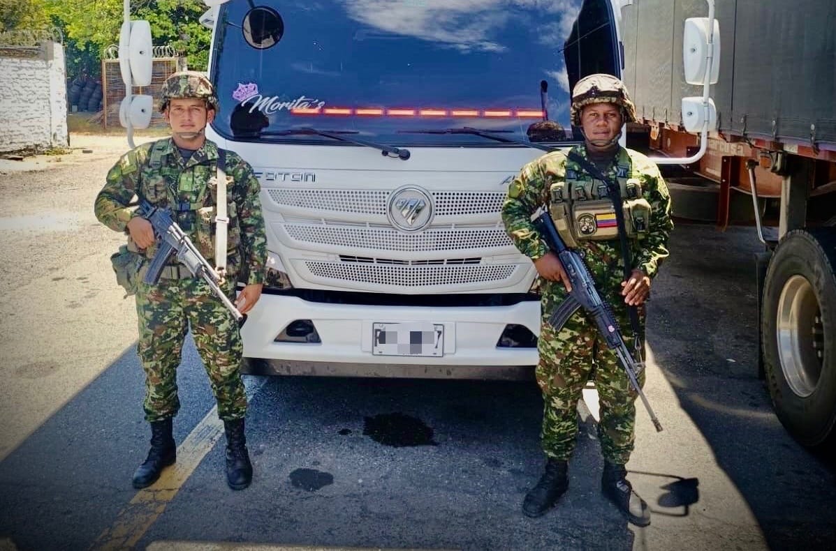 Ejército frustró robo de camión cargado con 32 motocicletas en el sur del Cauca