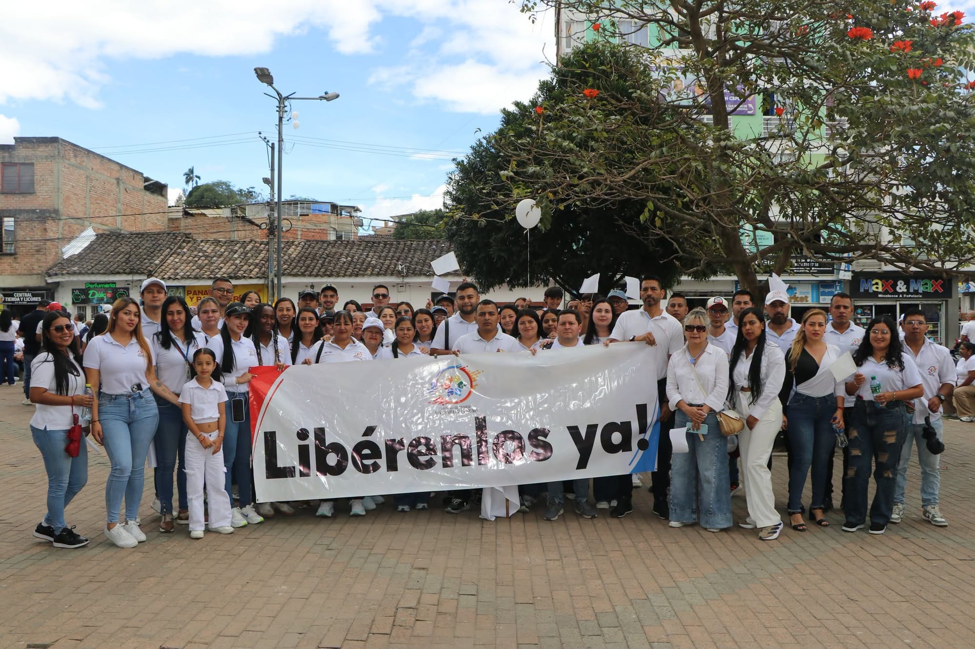 Con una multitudinaria marcha, Timbío exigió la liberación inmediata de dos adultos mayores secuestrados