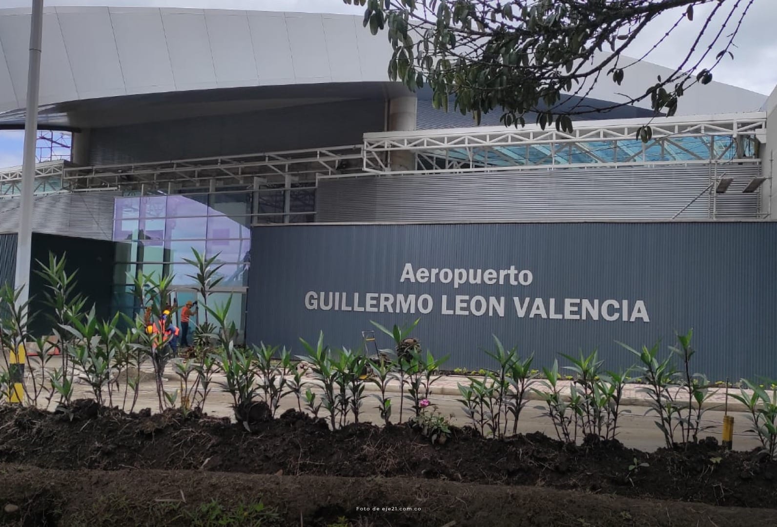 Ceniza del volcán Puracé obliga al cierre temporal del aeropuerto de Popayán y restringe el espacio aéreo del suroccidente