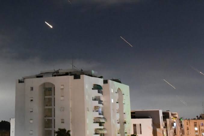 Irán ataca bases de EE.UU. en Kuwait y Baréin en represalia por los bombardeos de Washington; la tensión en el Golfo Pérsico escala sin pausa