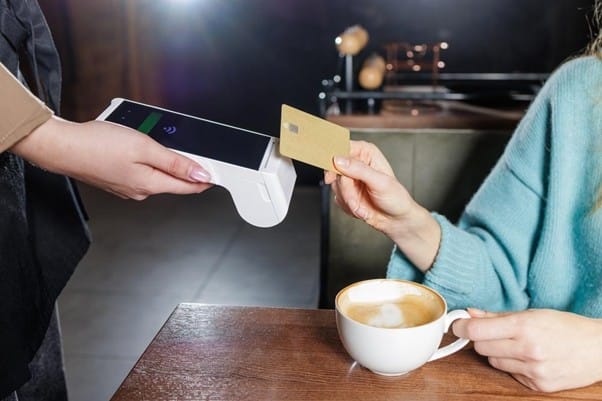 Cómo usar una tarjeta de débito en tus pagos cotidianos