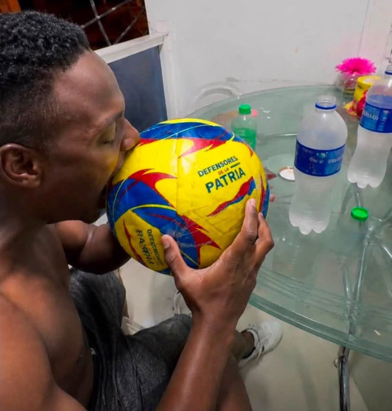 De la Espriella es fuertemente criticado en Buenaventura por entregar balones mientras hay hambre entre las comunidades