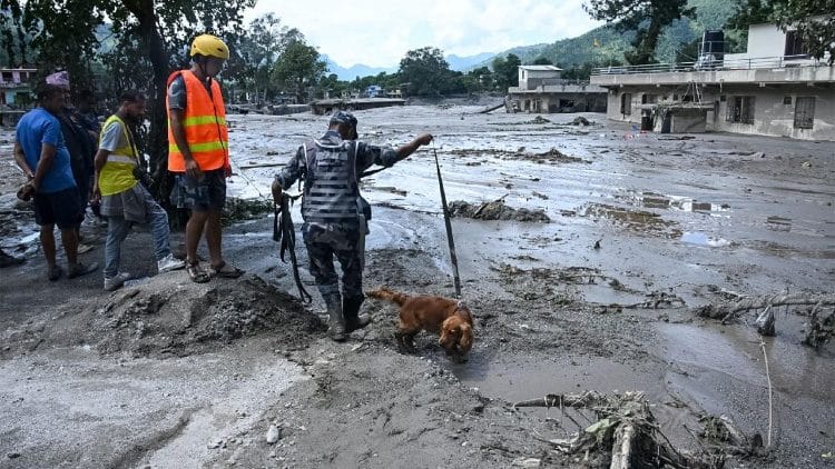 Los equipos de emergencia rescatan a más de 10.400 personas por las riadas en Nepal