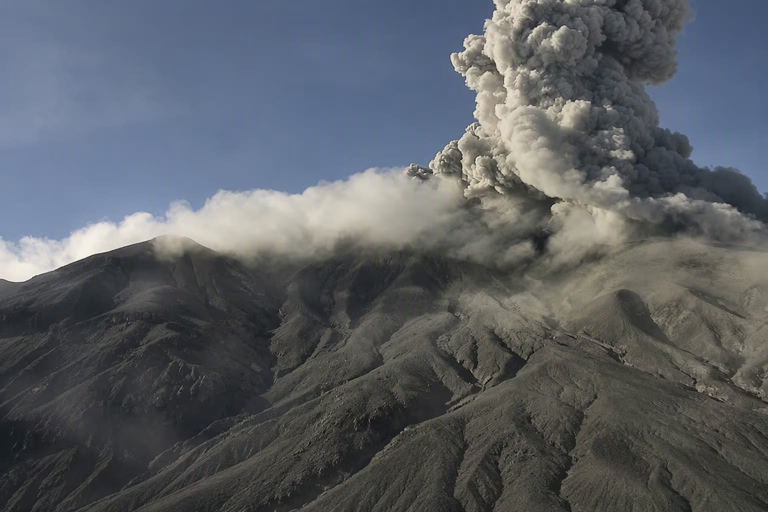SGC advierte que aumenta la probabilidad de una erupción mayor del volcán Puracé tras declarar alerta naranja