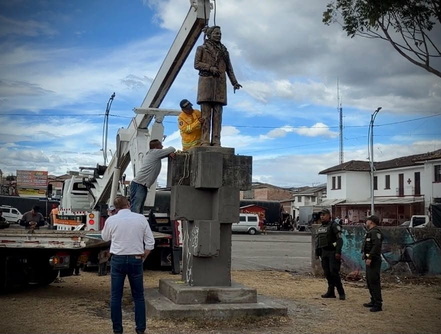 Quisieron robarse la estatua de Carlos Albán: tuvieron que quitarla y guardarla