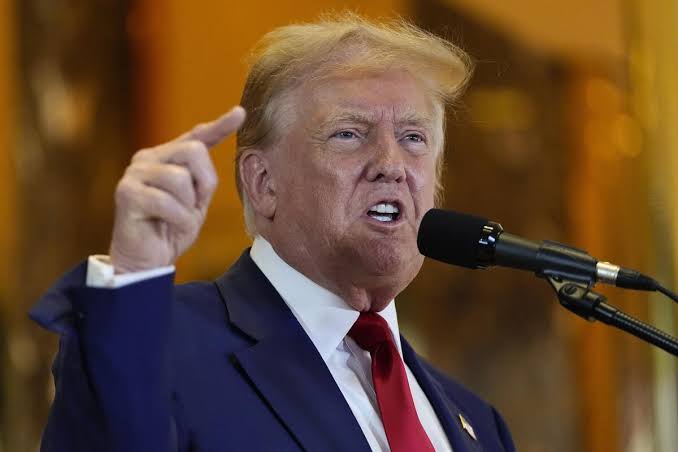 "Apagón" en la sala de prensa: El día que Trump cerró las puertas de la Casa Blanca a sus mayores críticos