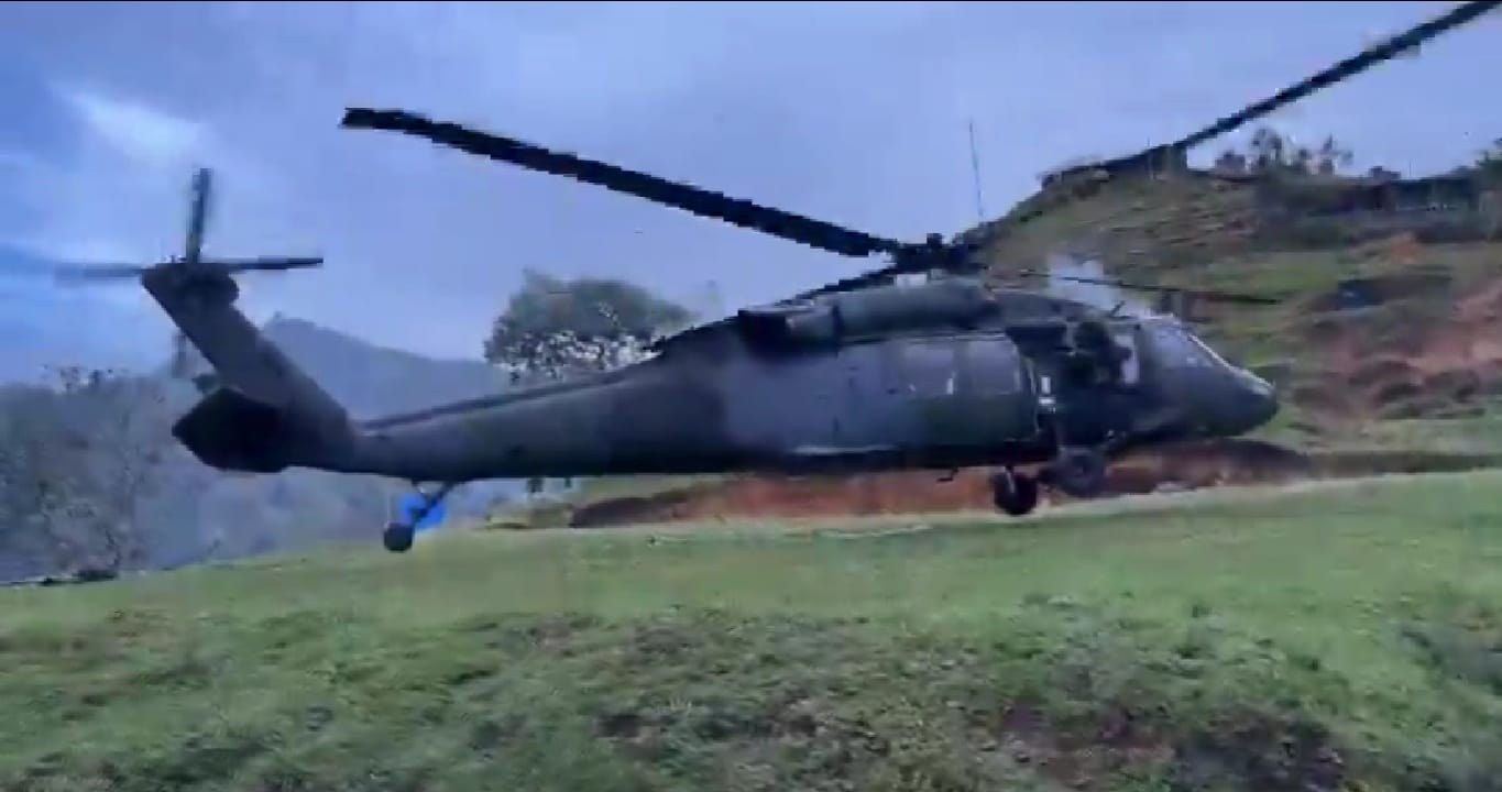 ¡Por fin! Evacuaron a los 13 soldados que seguían en zona del accidente aéreo en Cauca