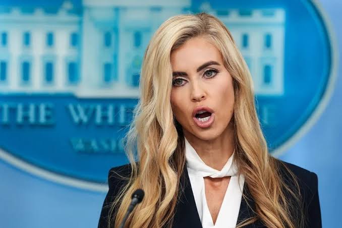 Un debut con sabor a ensayo general: la primera rueda de prensa de la nueva portavoz de Trump deja más dudas que respuestas