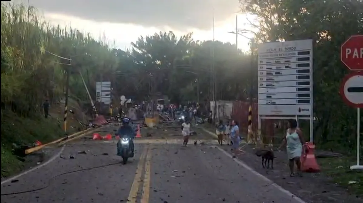 Ataque con explosivos al peaje de El Bordo, Cauca: videos muestran destrucción y una persona aparentemente herida