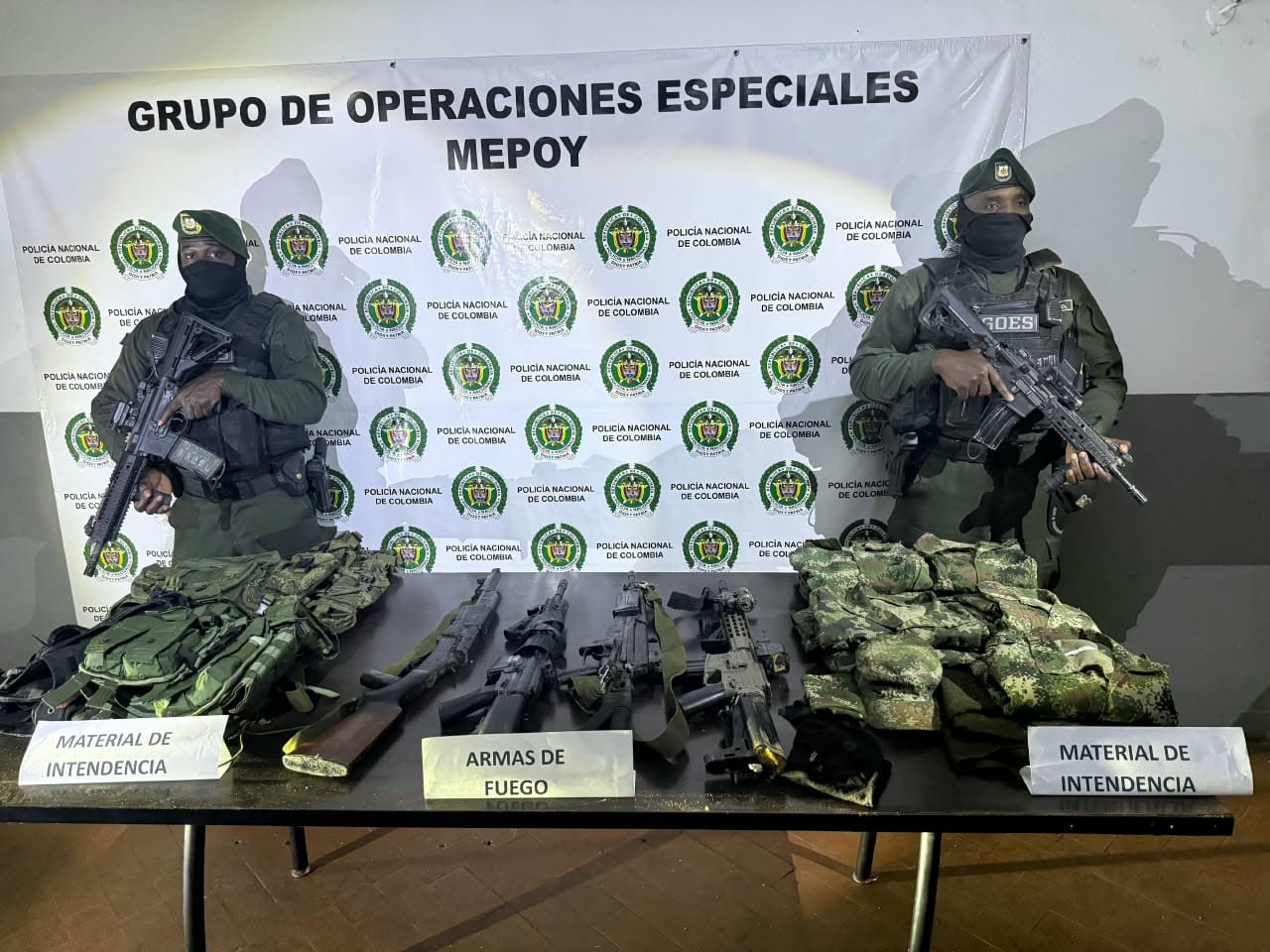 Cuatro fusiles, uniformes militares y chalecos: el resultado de un operativo policial en Dos Brazos