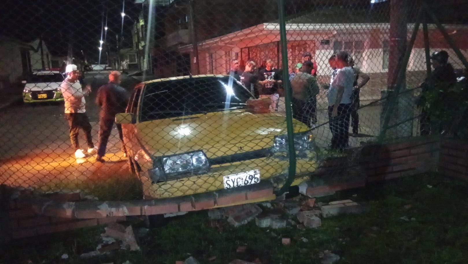 Un taxi terminó incrustado en la reja de los tradicionales bloques de Moscopán