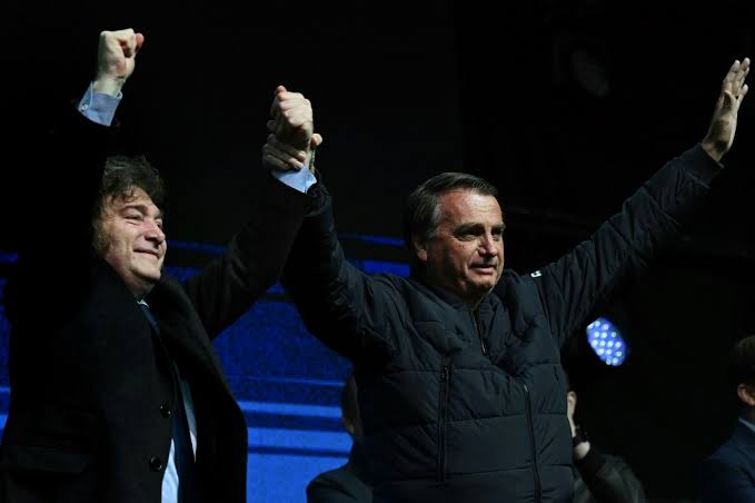 El Gobierno de Milei se desliga de la huida de Flávio Bolsonaro y la atribuye a un simple trámite fronterizo