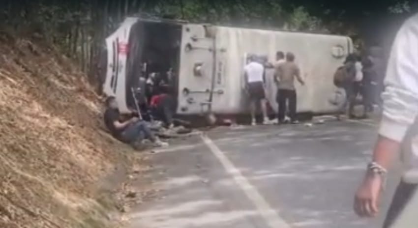 Otro bus se volcó en la vía Panamericana: reportan varios heridos de un bus de Sotracauca
