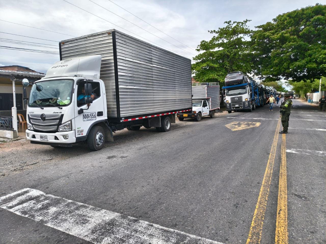 Policía y Ejército refuerzan caravanas de seguridad en la Panamericana para proteger a transportadores en el Cauca