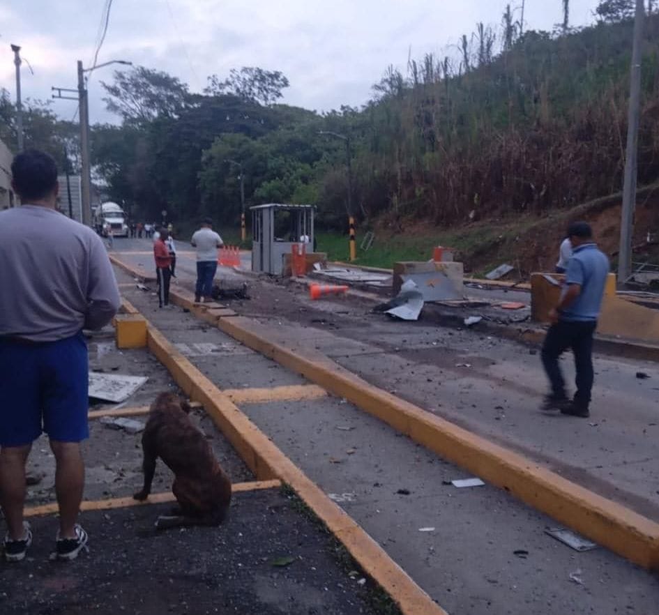 Explosión de una motobomba en el peaje El Mango genera emergencia y deja cerrada la vía Panamericana