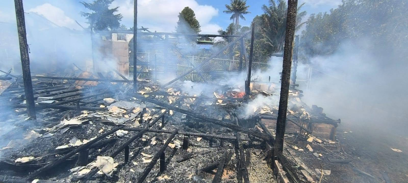 Bomberos controlaron voraz incendio que consumió el 90 % de una cabaña en zona rural de Silvia