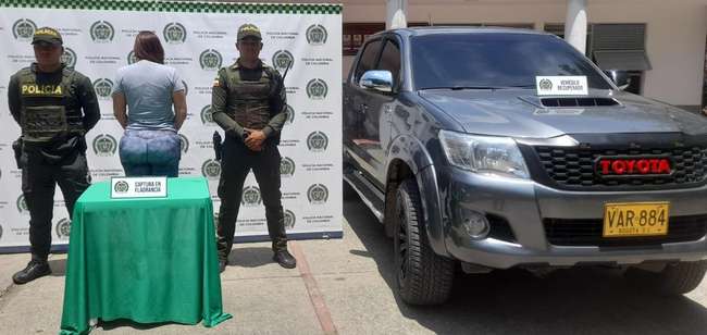 Capturada por conducir camioneta reportada como hurtada