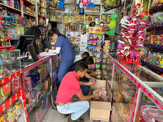 Alcaldía Municipal decomisa y destruye 122 kilos de confitería por incumplimiento de la normatividad sanitaria