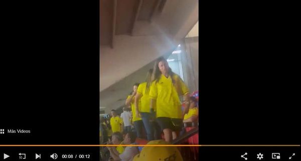 ¡Intolerancia! Hija menor del presidente Gustavo Petro se retiró del Metropolitano tras ataque verbal de fanáticos