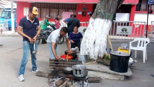 Campesinos de Colombia, Huila, completan diez días en la alcaldía porque quieren mejorar la educación de sus hijos