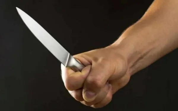 Le clavaron un cuchillo en uno ojo en medio de una pelea