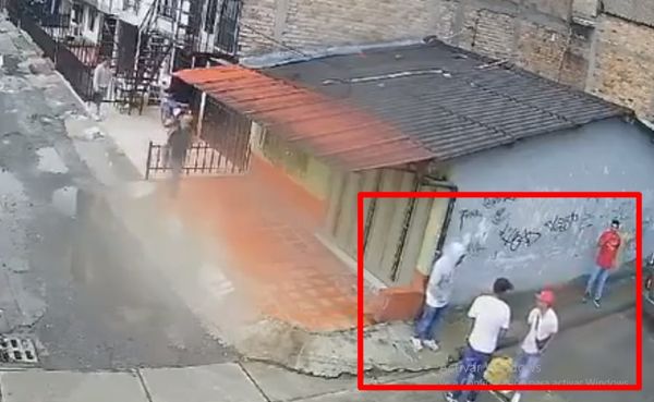 (Vídeo) Banda de ladrones tuvo que salir corriendo cuando pretendían robarse una motocicleta