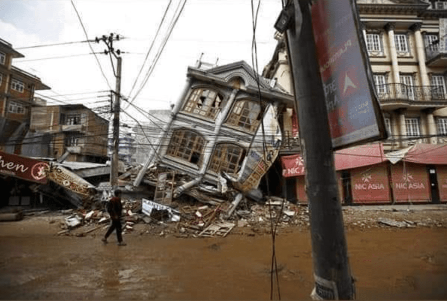 Terremoto sacude a Nepal, dejando un saldo de más de 157 muertos