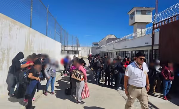 Rescatan a 123 extranjeros que iban secuestrados en un tractocamión