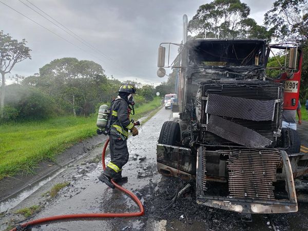 Motociclista chocó contra un carro cisterna y provocó un grave incendio en la Variante Norte