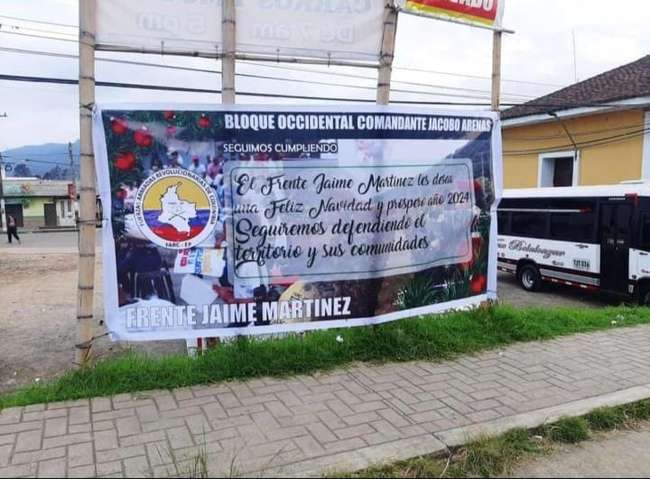 Las pancartas de las disidencias de las Farc con mensajes alusivos a la navidad y fin de año