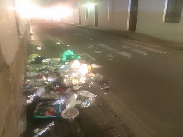 ¡Hidalga y sucia Popayán! Extranjeros caminan en medio de la basura