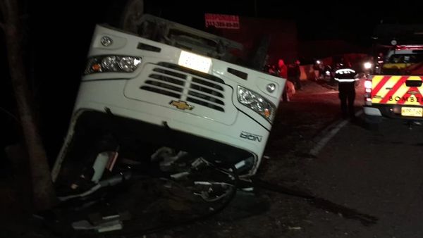 Bus del Sena se quedó sin frenos y se volcó en una vía de Cundinamarca