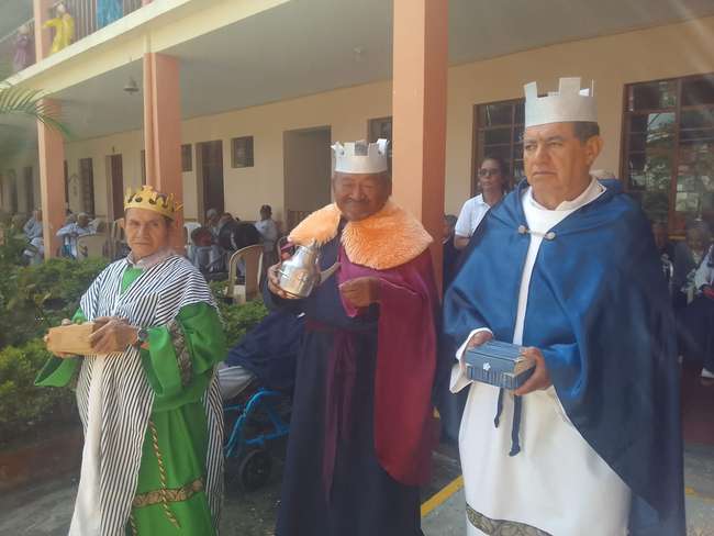 ¡Qué ejemplo! Abuelos y abuelas recrearon la llegada de los Reyes Magos al Portal de Belén