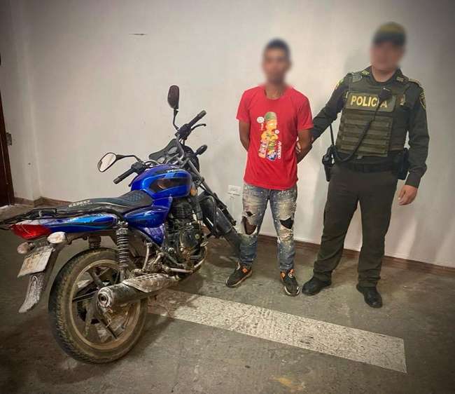 Policía captura a una persona cuando cuando se movilizaba en una motocicleta hurtada