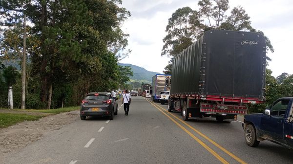 Bloqueada la vía Panamericana por protesta indígena en La María, Piendamó