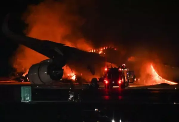 (Vídeo) Así fue el accidente de un avión en Tokio que dejó cinco personas muertas