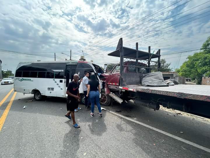 Una persona herida tras el choque entre una buseta y volqueta