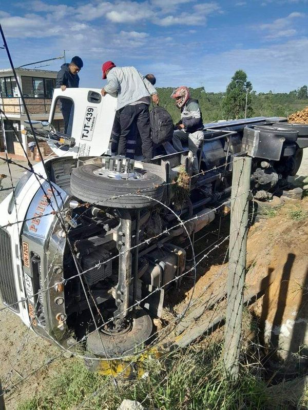 Conductor de camión cisterna resultó herido tras volcarse