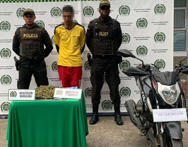 Pretendía salir de su casa en una moto robada y portando 400 gramos de marihuana