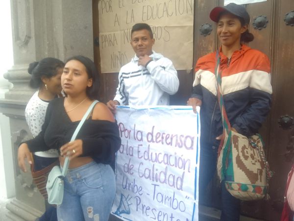 Estudiantes y padres de familia de La Uribe, El Tambo, bloquean las entradas de la gobernación