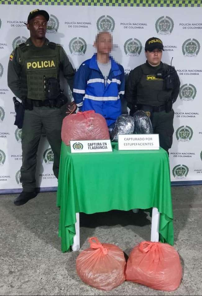 Transportaba marihuana creepy en un maletín