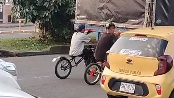 (Vídeo)Adolescentes no aprenden y así manejan en sus bicicletas
