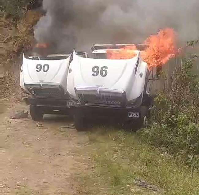 Vehículos incinerados en Bolívar, Cauca,  fueron hurtados tras secuestro de cinco trabajadores