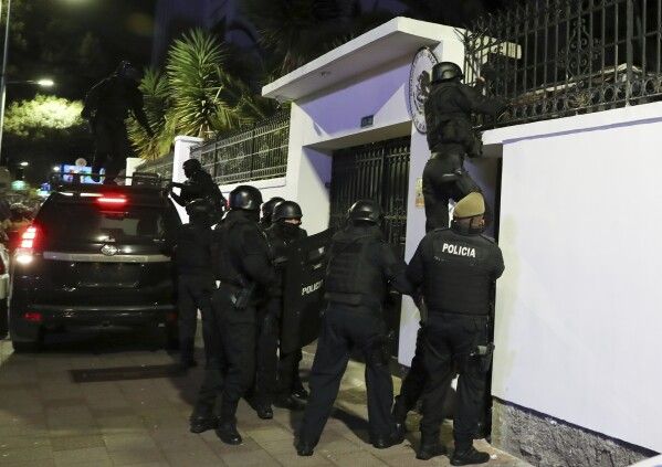 Ecuador: La Policía irrumpió en la embajada de México en Quito y detuvo al vicepresidente Jorge Glas