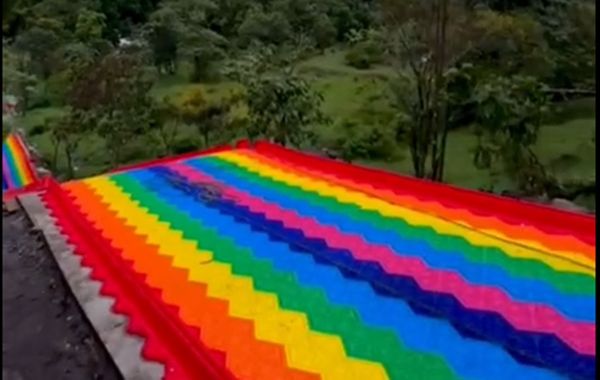 Adolescente muere al lanzarse de un tobogan de colores en Popayán