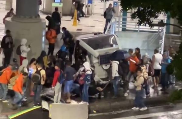 (Vídeo) Se descolgó cabina del metro cable de Medellín: hay varios heridos