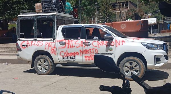 Varias camionetas marcadas con letreros de las Disidencias en Argelia, Cauca