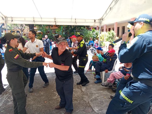 Popayán: policías, abuelas y abuelos armaron tremenda rumba por la semana del adulto mayor