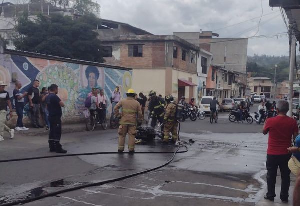 Comunidad golpea a presunto delincuente y después le quema su motocicleta